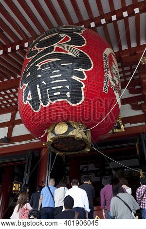 Tokyo,japan - May 28 : Unidentified Tourists In The Senso-ji Temple On May 28,2014 In Tokyo,japan.th