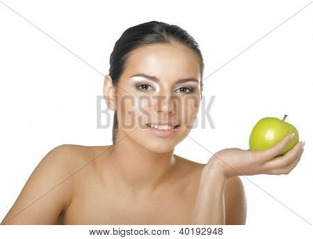ภาพเหมือนของหญิงสาวสวยด้วยแอปเปิ้ลสีเขียวบนมือของเธอ - บนพื้นหลังสีขาว
