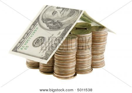 Casa denaro da monete e dollari isolate On White Background