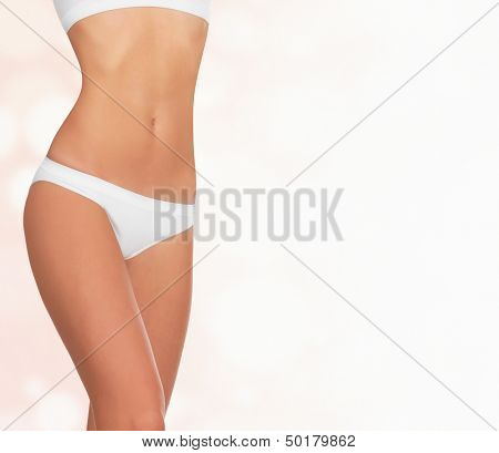 Slim donna su sfondo astratto con cerchi e copyspace 
