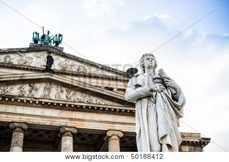 Smukke pladser i Berlin, Gendarmenmarkt, marmor statue af tyske digter Friedrich Schiller