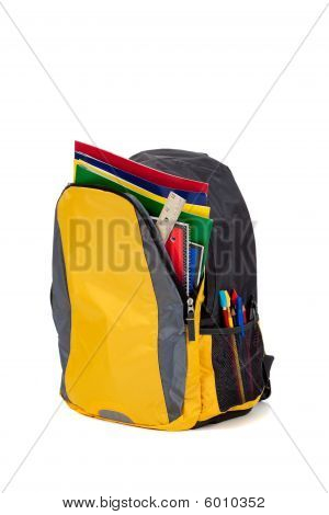 Amarilla mochila con útiles escolares