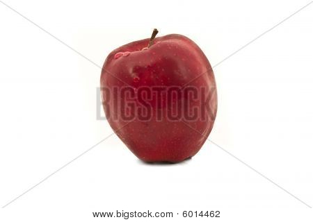 Pomme rouge avec des gouttes d'eau