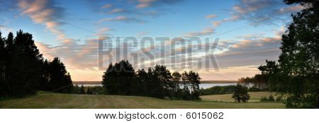 Západ slunce nad jezerem - panorama