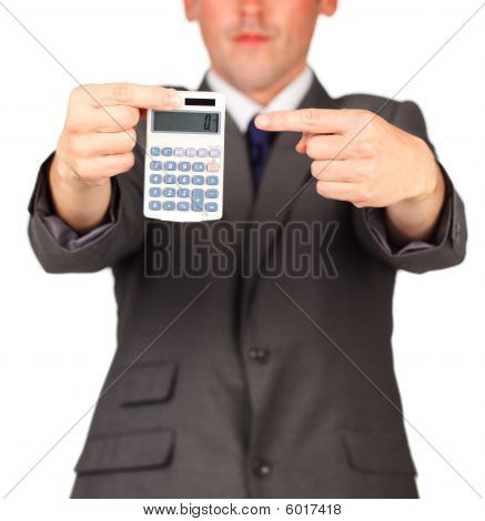 Uomo d'affari tenendo una calcolatrice