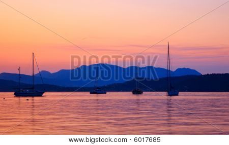 Yachter på sunset Egeiska havet