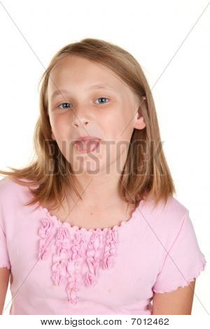 Mladá dívka strká jazyk