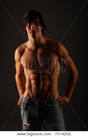 Jovem muito musculoso Seminua em pé masculino