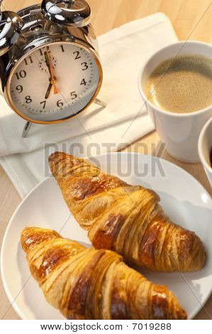 kontinentales Frühstück Croissants, Kaffee & Wecker