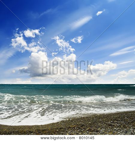 Selkeä summer sea scape - Tampa ja pilvinen taivas