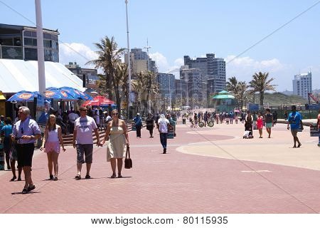Early Morning Crowd An Beach Front Promenade