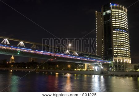 Moskau Businesscenter und Brücke über Fluss, Nachtszene