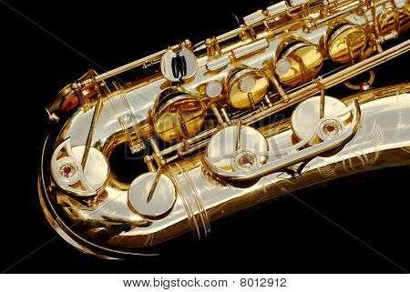 Saksofon tenorowy z bliska