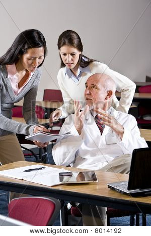 Scientifique, parler aux Assistants dans la salle de conférence