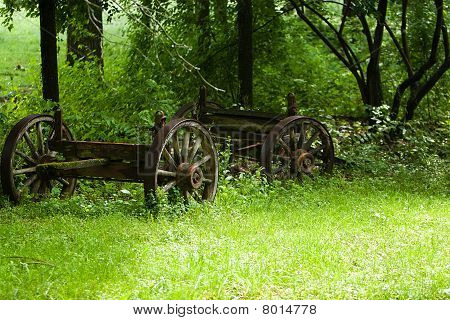 Un vieux Wagon dans un champ