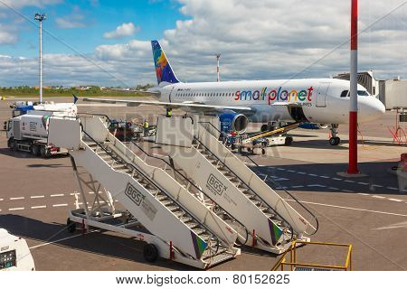 Preparation of aircraft Small Planet Airlines to fly at Vilnius