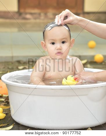 baby bathing
