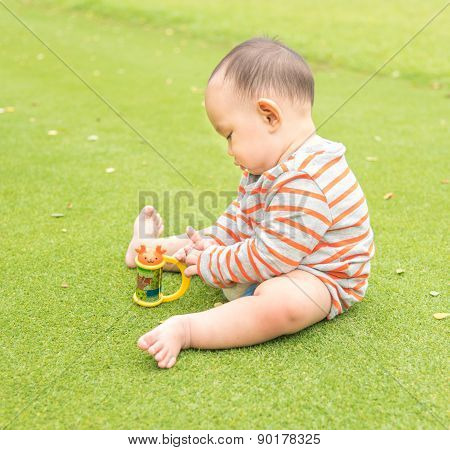 baby playing crawling and sitiing