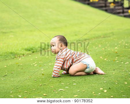 baby playing crawling and sitiing