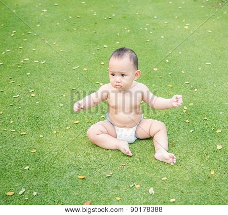 baby playing crawling and sitiing