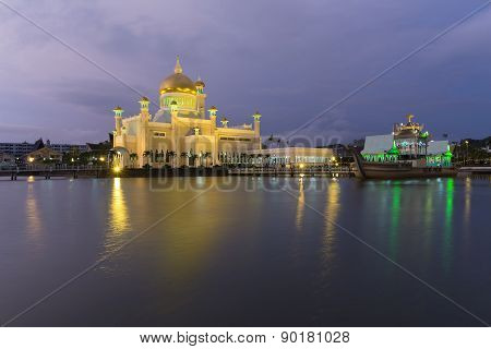 Sultan Omar Ali Saifuddien Mosque In Brunei