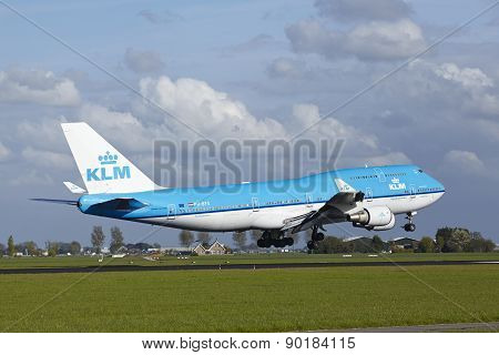 Amsterdam Airport Schiphol - Boeing 747 Of Klm Lands