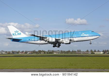Amsterdam Airport Schiphol - Boeing 747 Of Klm Lands