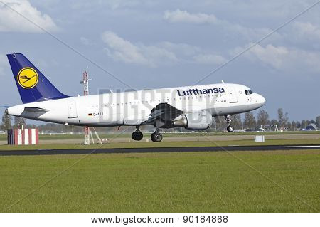 Amsterdam Airport Schiphol - Airbus A319 Of Lufthansa Lands
