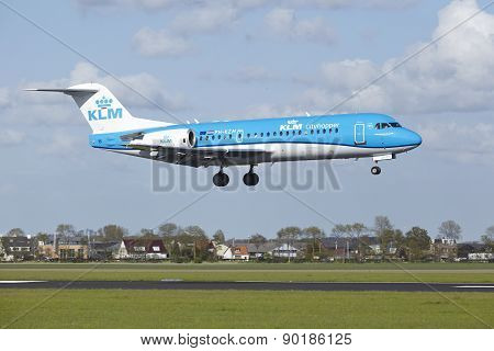 Amsterdam Airport Schiphol - Fokker 70 Of Klm Cityhopper Lands
