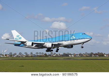 Amsterdam Airport Schiphol - Boeing 747 Of Klm Lands