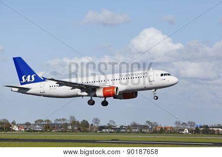 Amsterdam Airport Schiphol - Airbus A320 Of Sas Lands