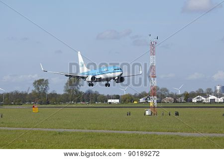 Amsterdam Airport Schiphol - Boeing 737 Of Klm Lands