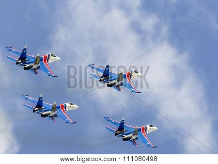 Shows demonstration flight at air showMAKS 2015.