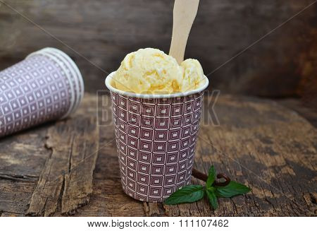 Ice cream sundae