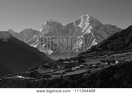 Village Dhole And Mt Thamserku, Everest National Park