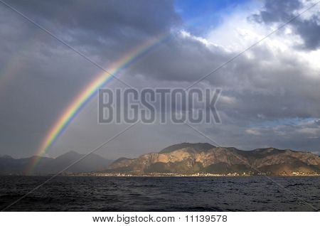Arcobaleno, isola e mare