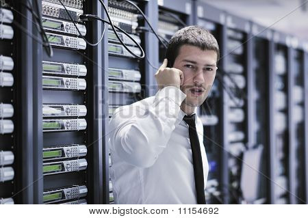 Det elev talar via telefon på nätverket rum