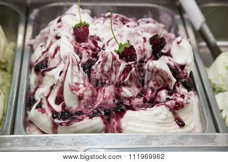 fresh berry ice cream