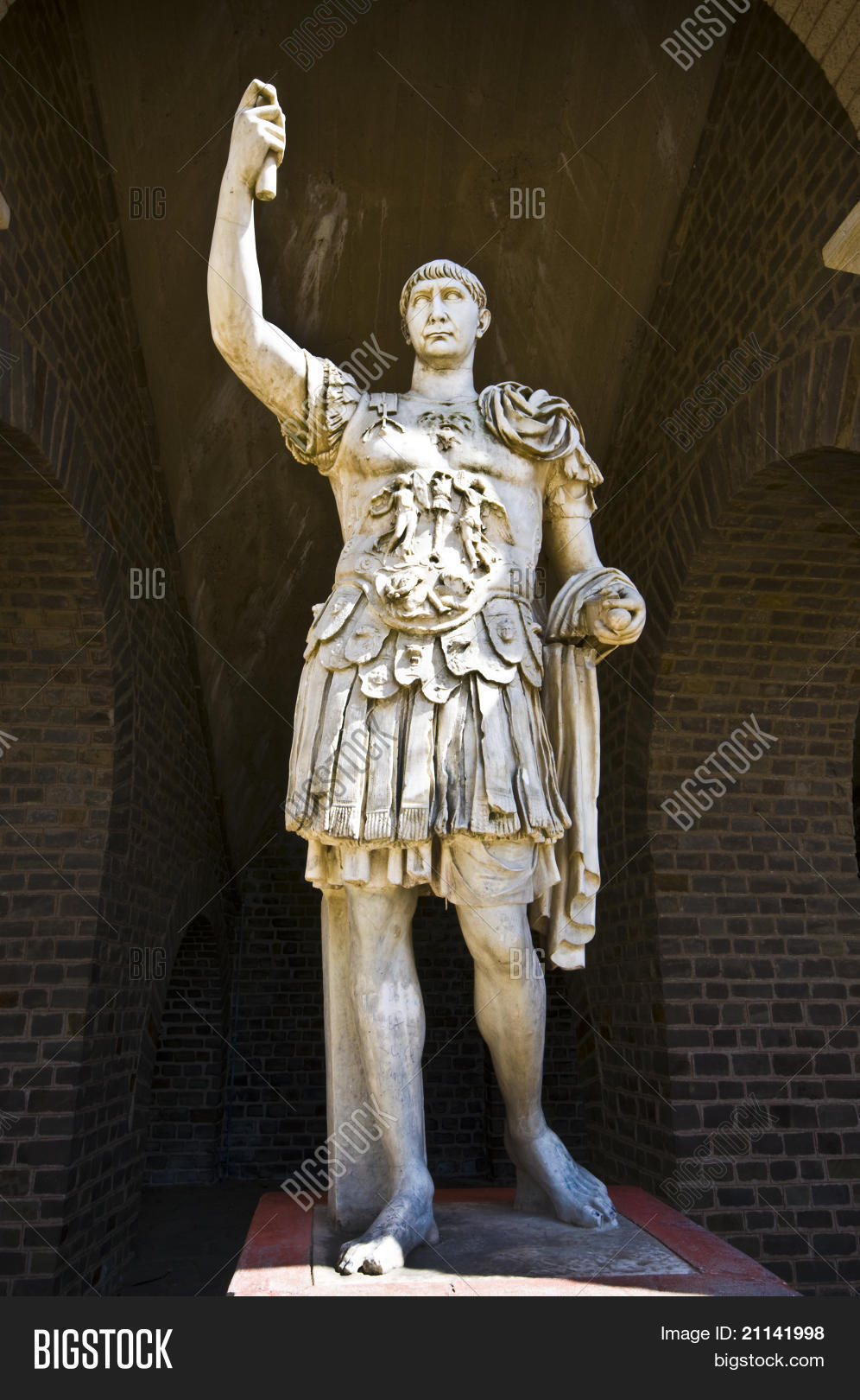 Трояны в риме. Император траян. Римские скульптуры императора траяна. Траян император римской империи. Император траян скульптура.