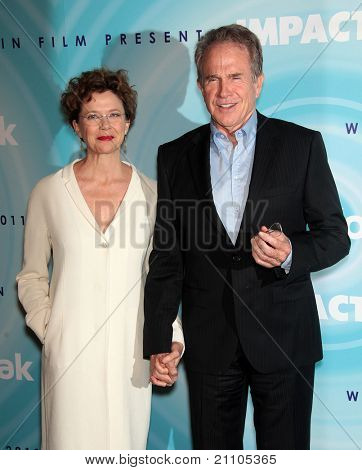 LOS ANGELES - kesä 16: Annette Bening & Warren Beatty saapuu 2011WIF Crystal & Lucy palkinnot  