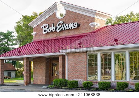 Bob Evans Restaurant Exterior Sign And Logo