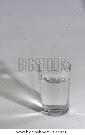 Glas Water met een mooie schaduw en licht