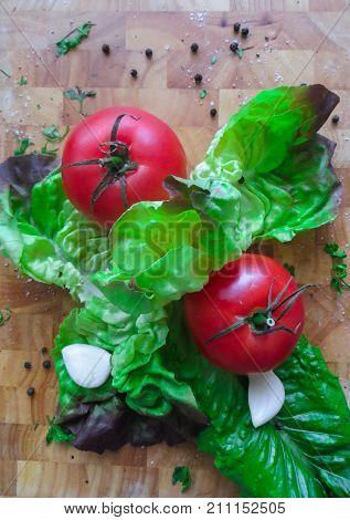 Prepared tomatoes and salad greens with garlic for eating.