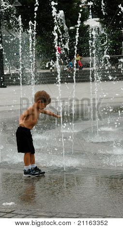 Lille dreng i springvand
