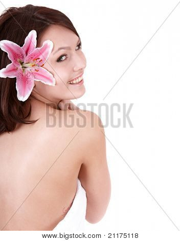  Smuk younggirl med blomst i spa. Isoleret.