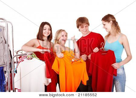 Pessoas do grupo em loja de roupas. Isolado.