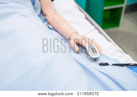 Measuring the concentration of oxygen in the blood is put in a doll of patient. For use in the simulation of events how to use this machine.