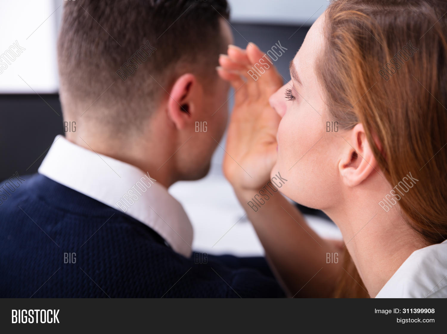 говорит на ухо. шепчет на ухо. девушка шепчет на ухо. шепчет на ухо. сон шептать на ухо.