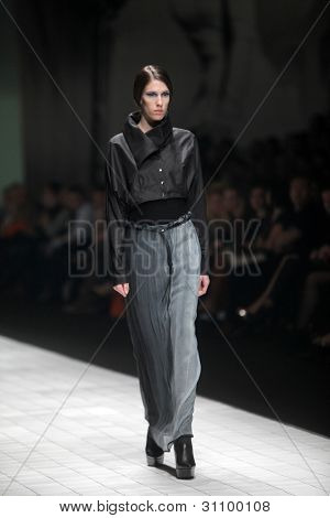 ZAGREB, Croatie - 17 mars : Mannequin porte des vêtements fabriqués par Branka Donassy sur « Dove FASHION.HR » 