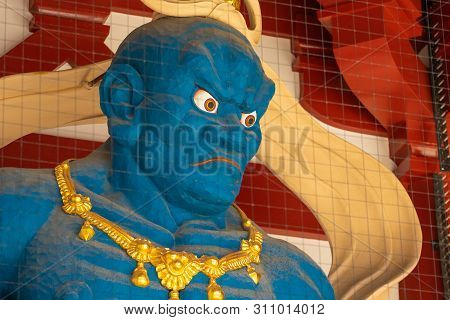 Osaka, Japan - October 28 2018: Nio (benevolent Kings) A Pair Of The Guardians At The Gate Of Shiten